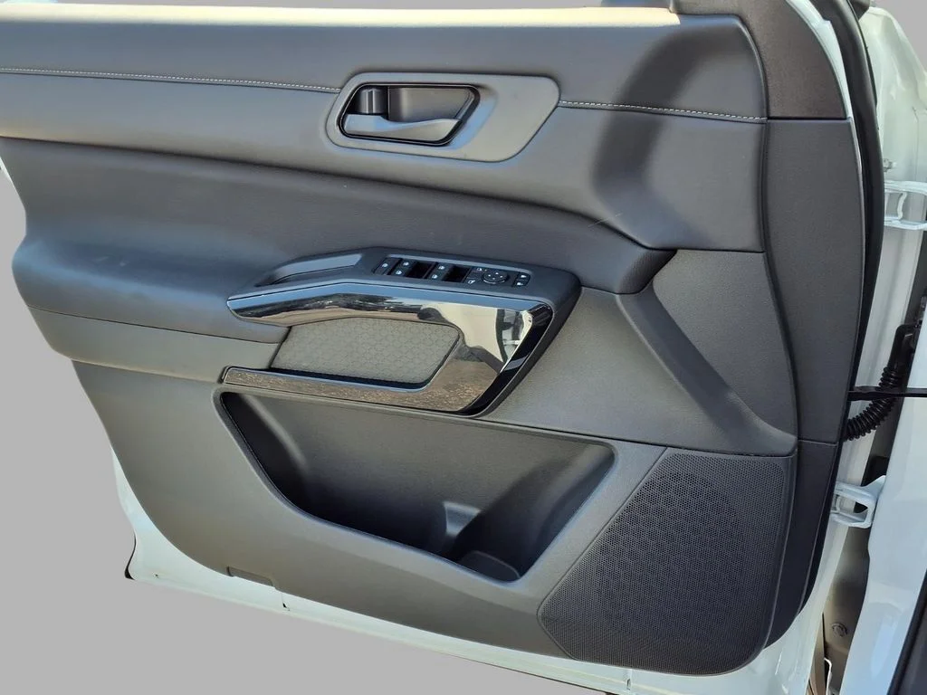 New 2026 Everest White Pearl TriCoat Nissan SV image 18