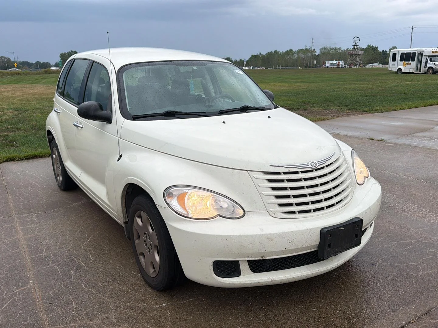Used 2008 Cool Vanilla Chrysler  image 2