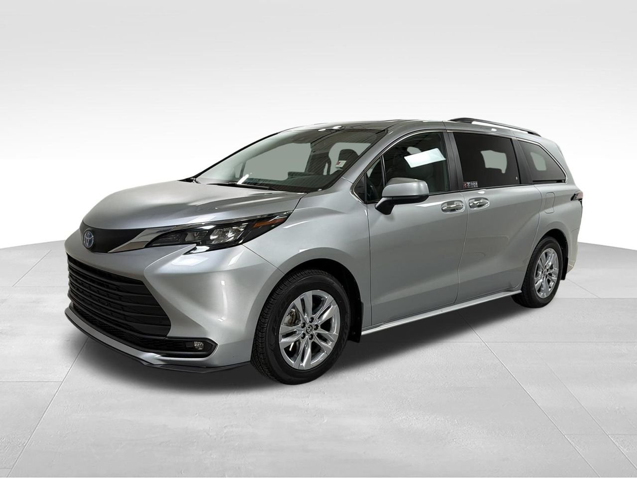 2025 Toyota Sienna XLE 7-Passenger Hybrid AWD's photo