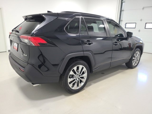Used 2020 Midnight Black Metallic Toyota XLE Premium image 5