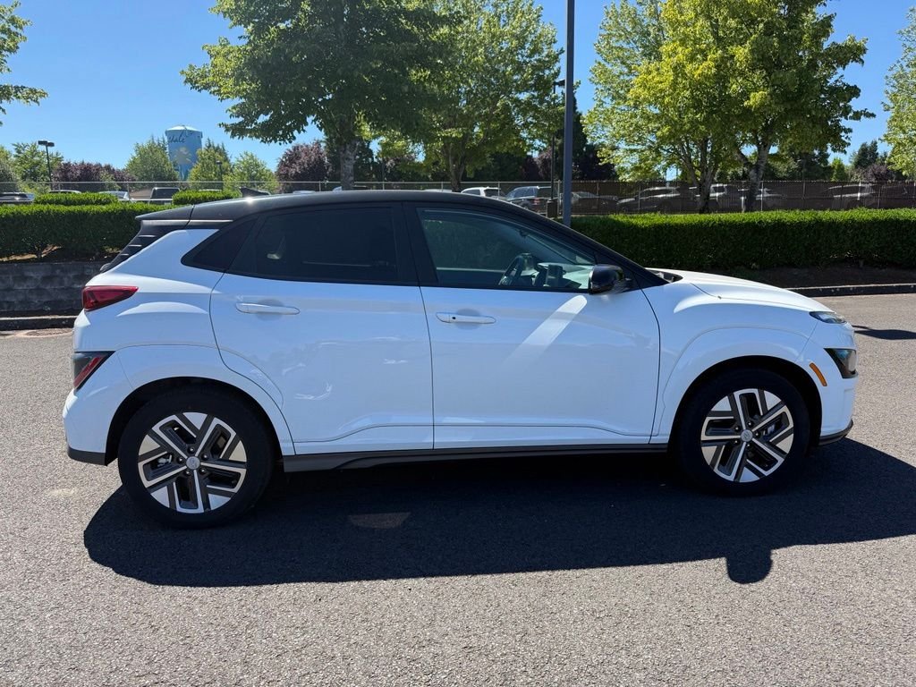 Used 2023 Lunar White w/Black Roof Hyundai SE image 8