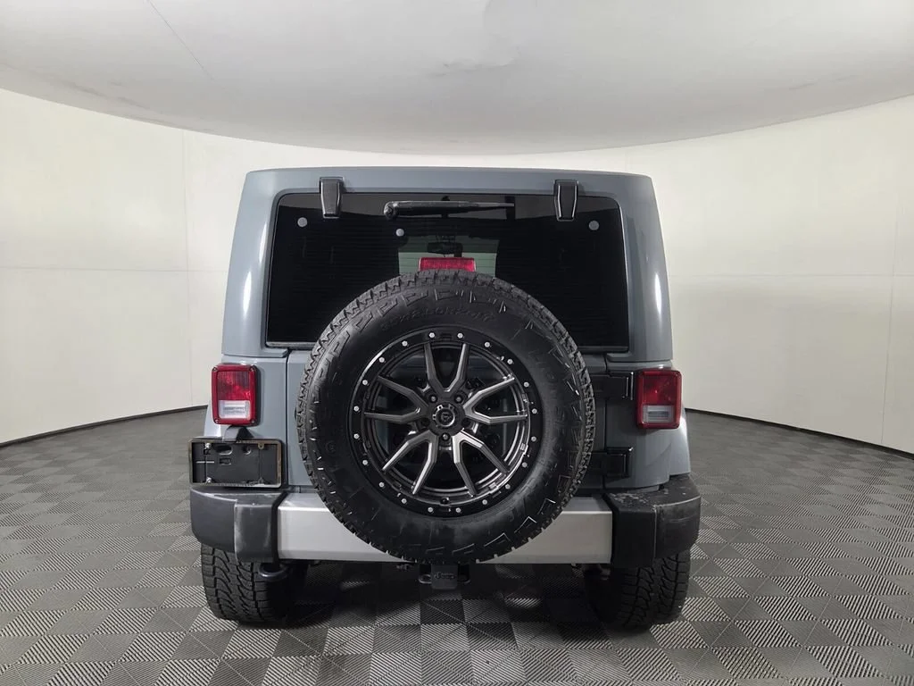 Used 2015 Anvil Clearcoat Jeep Sahara image 5