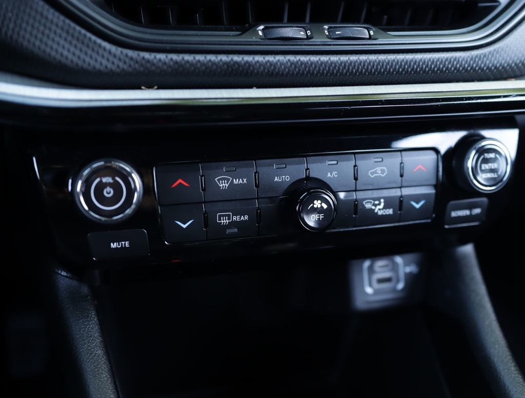 Used 2025 Silver Jeep Trailhawk 4x4 image 15