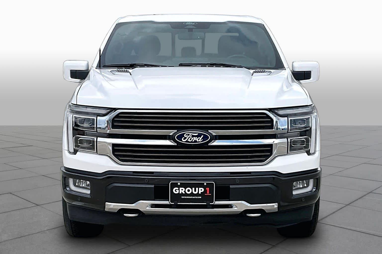 Used 2024 Star White Metallic Tri-Coat//Darkened Bronze Ford King Ranch image 4