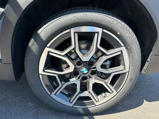 New 2026 Cape York Green Metallic BMW xDrive28i image 7