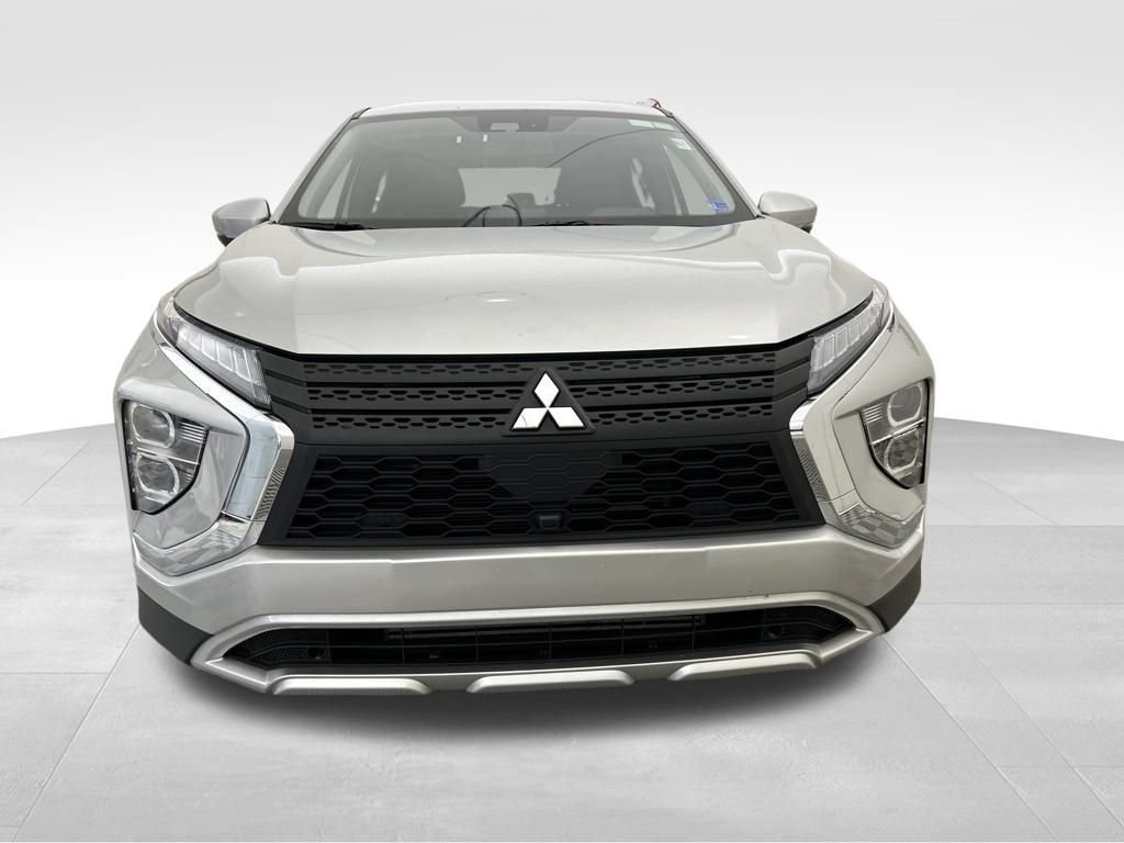 Used 2025 Silver Mitsubishi SE image 8