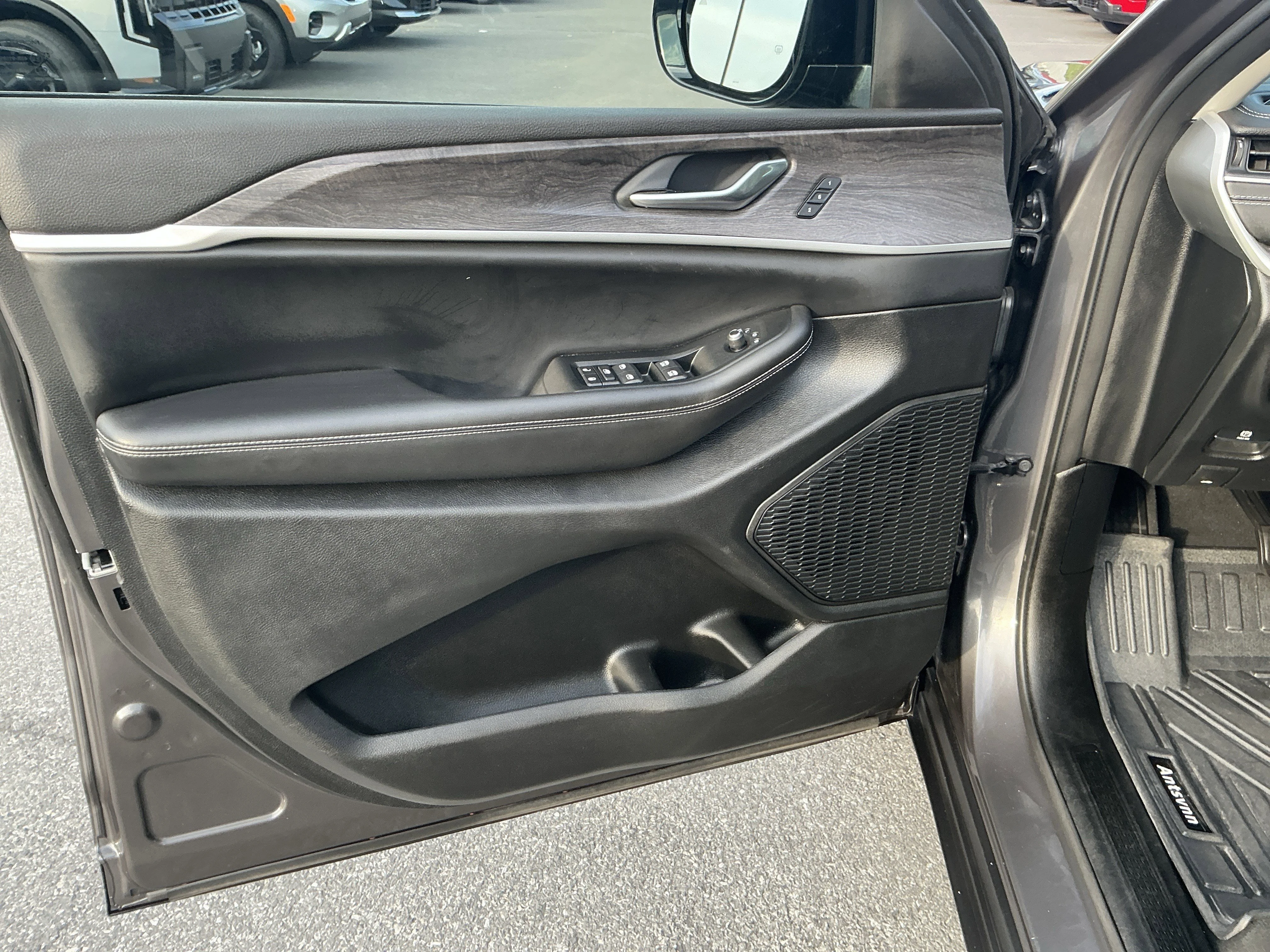 Used 2023 Grey Jeep Limited image 13