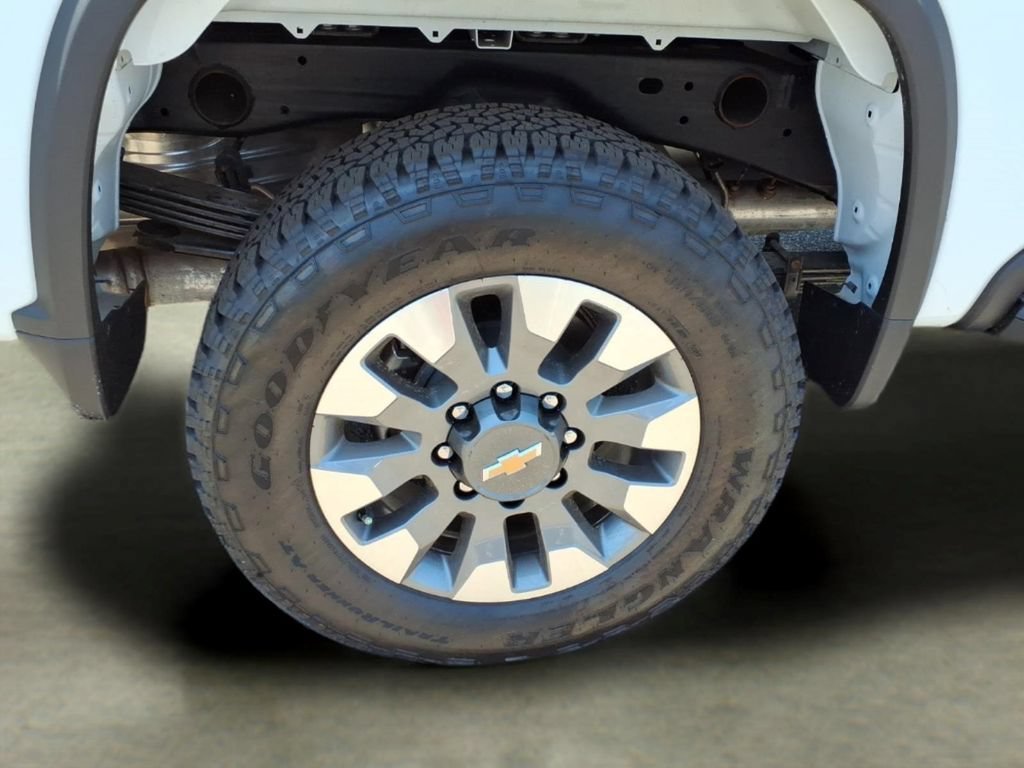 New 2026 Summit White Chevrolet Custom image 33