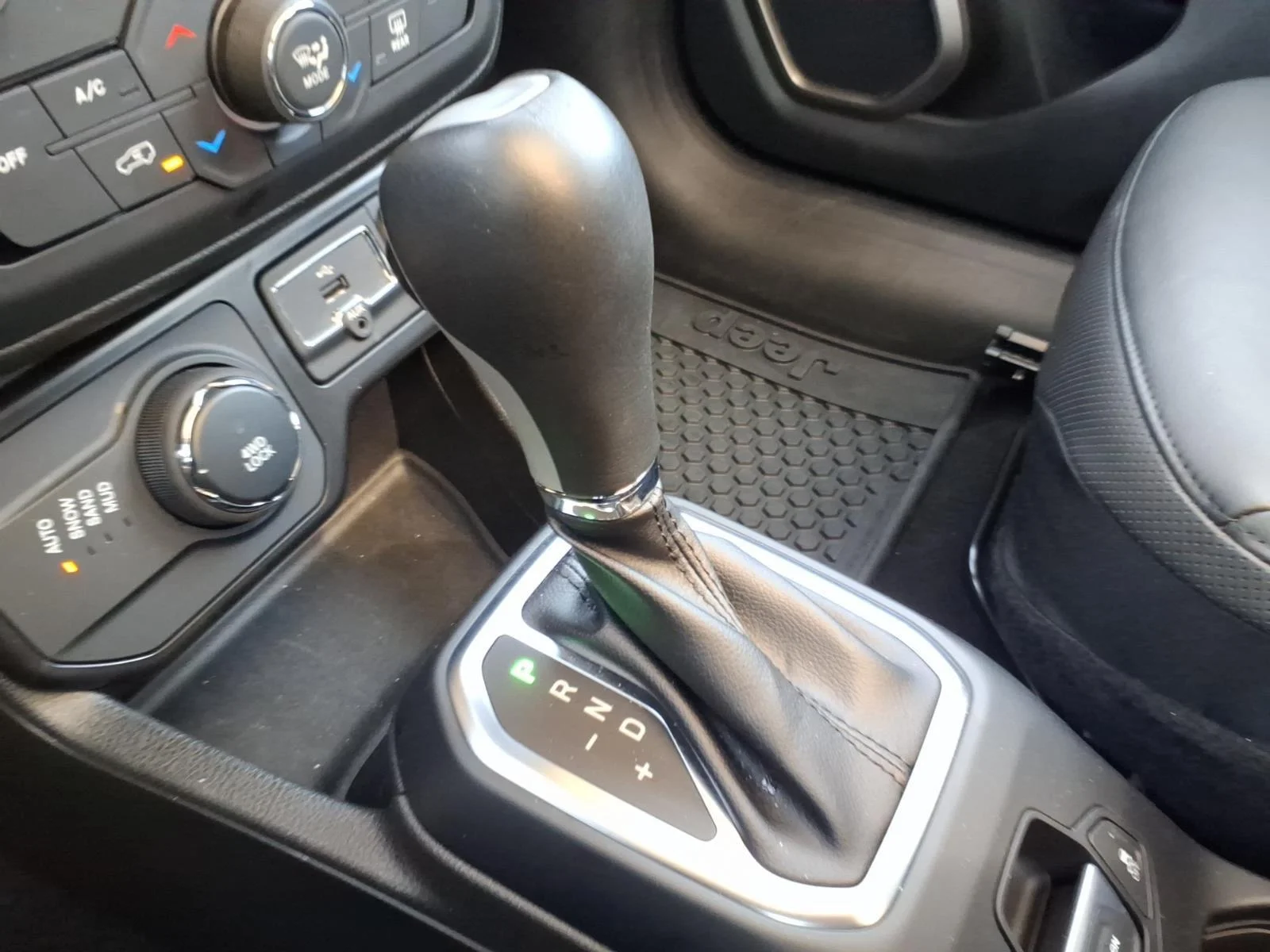 Used 2023 Black Clearcoat Jeep Limited image 9