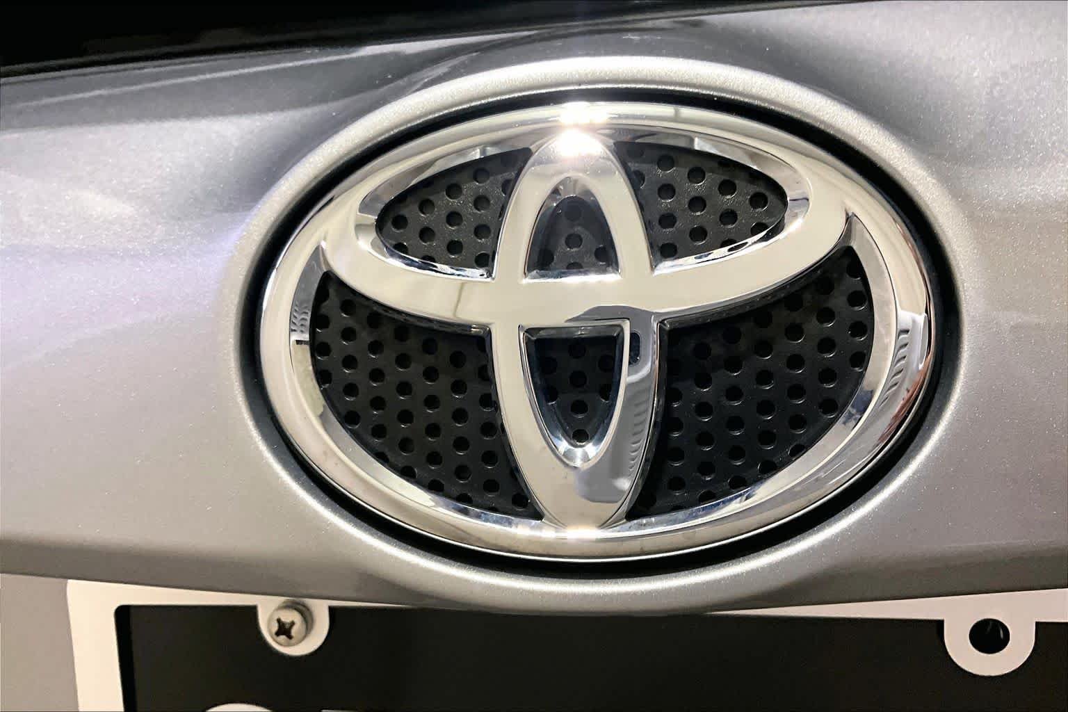 Used 2017 Silver Sky Metallic Toyota Platinum image 32