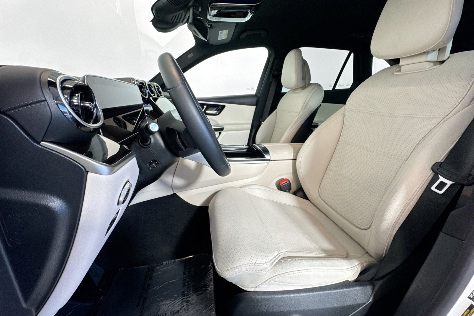 Used 2025 Polar White Mercedes-Benz GLC 300 SUV image 19