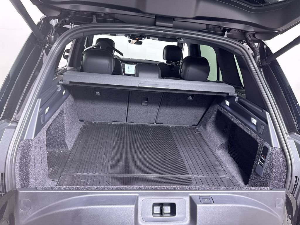 New 2026 SANTORN BLK MET Land Rover SE image 21