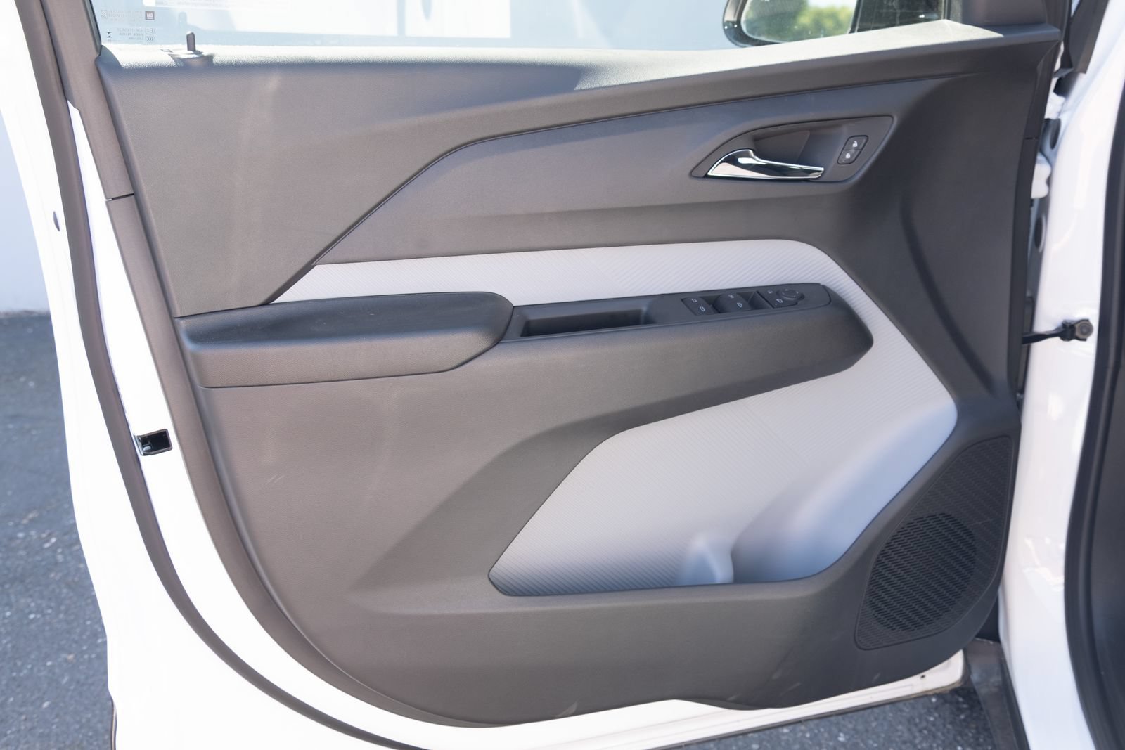 New 2027 Summit White Chevrolet LT image 12