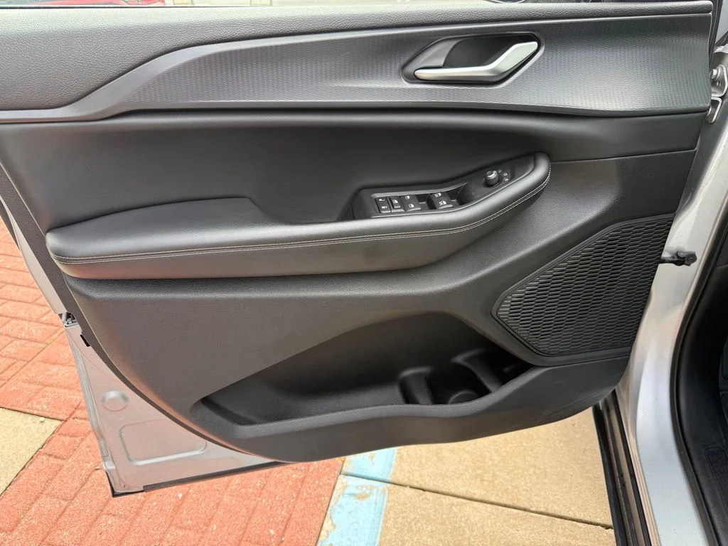 Used 2023 Silver Jeep Altitude image 20