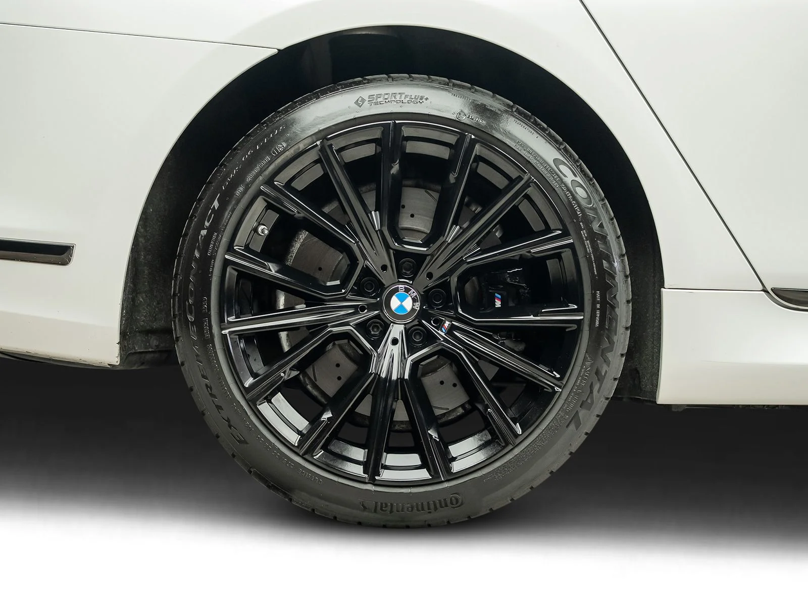Used 2021 White BMW 750i xDrive image 31