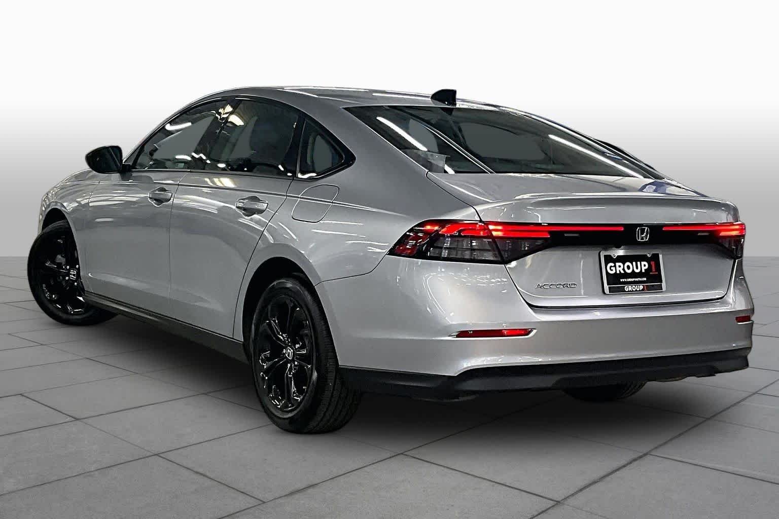 Used 2025 Solar Silver Metallic Honda SE image 11