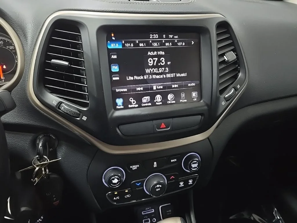 Used 2016 Beige Jeep Latitude image 24