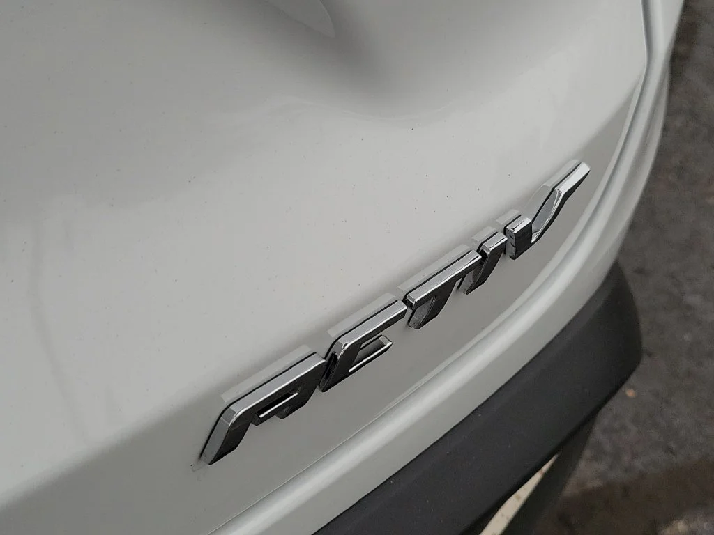 New 2026 Summit White Chevrolet ACTIV image 29
