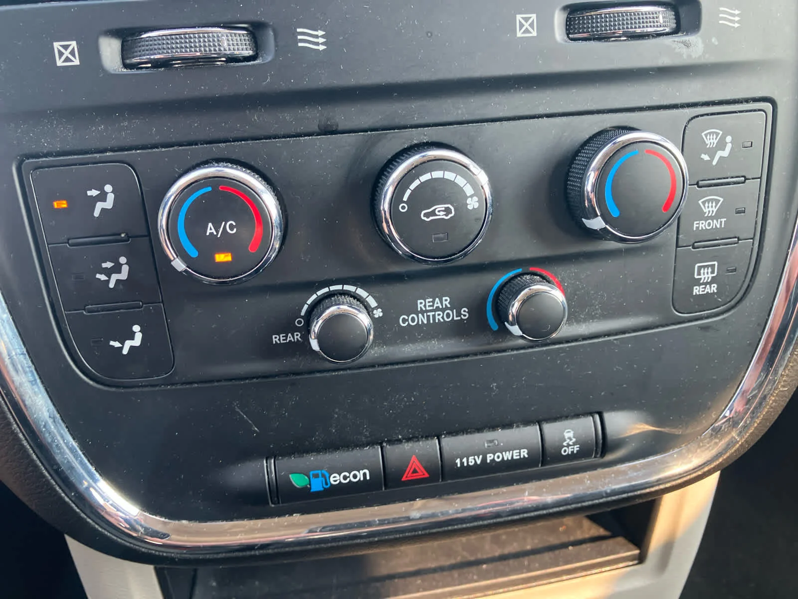 Used 2019 Granite Pearlcoat Dodge SE image 23