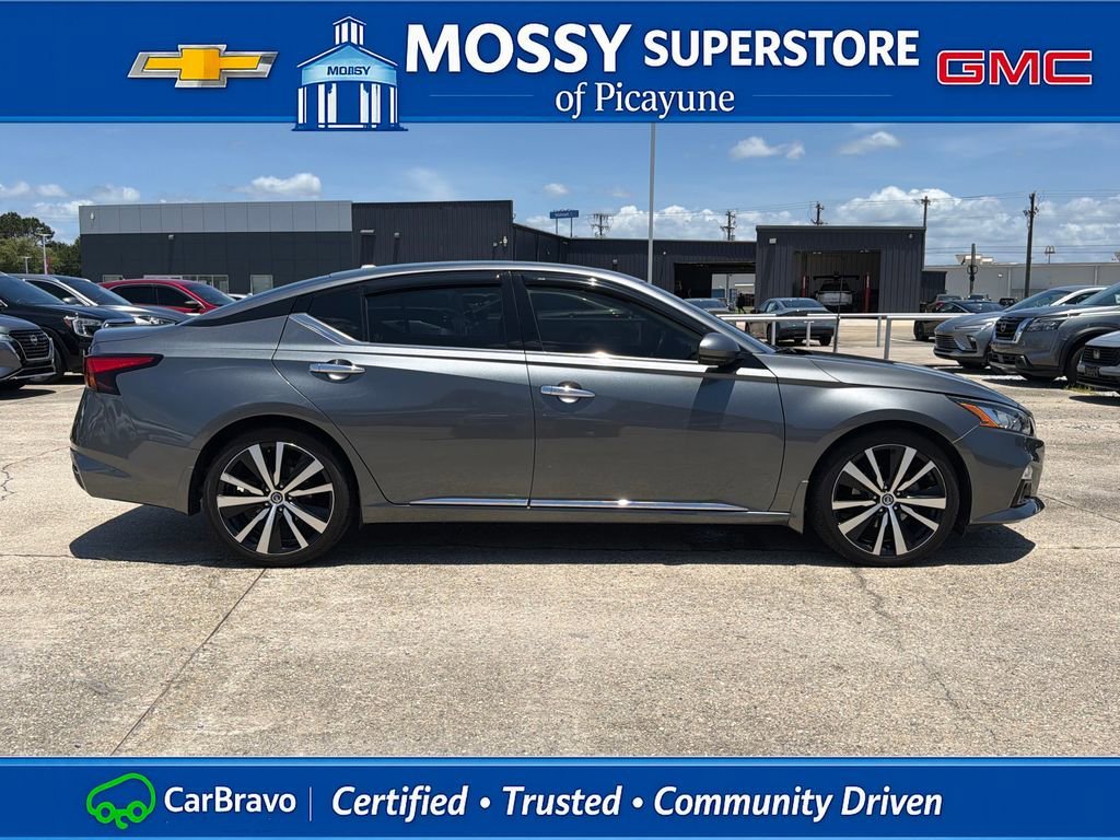 Used 2020 Gray Nissan Platinum FWD image 7