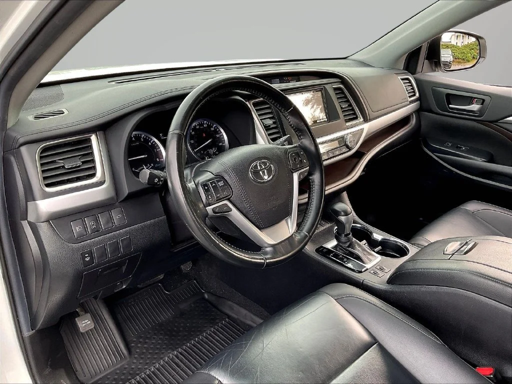 Used 2019 Blizzard Pearl Toyota XLE image 20