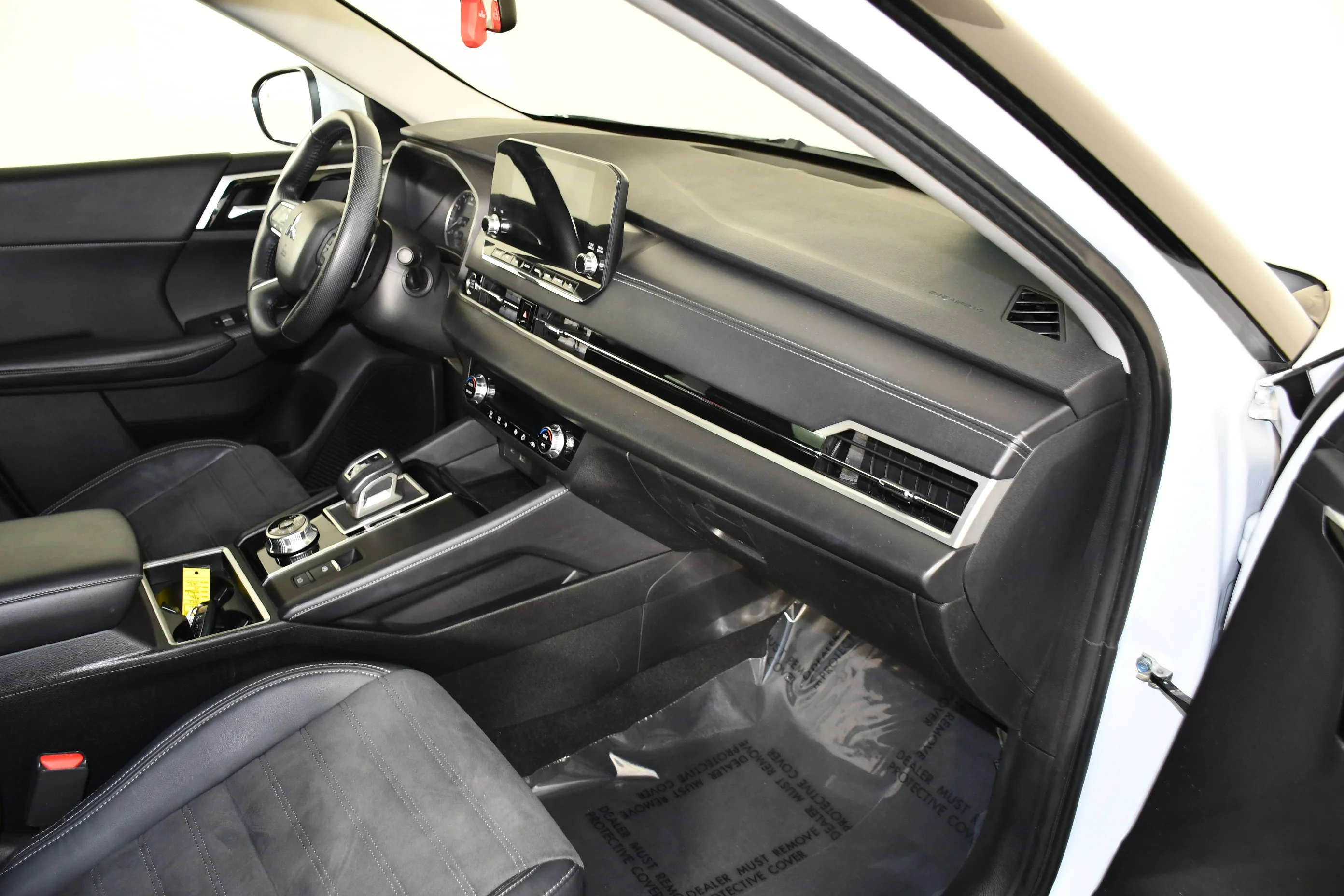 Certified Used 2023 White Diamond Mitsubishi SE image 40