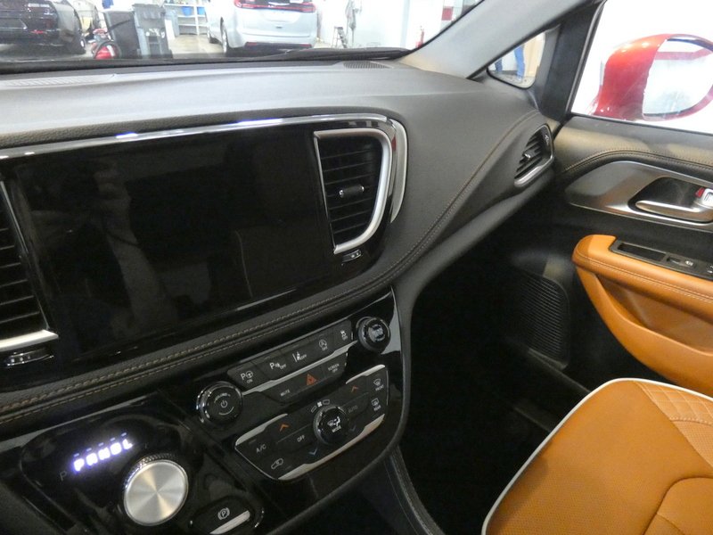 Used 2024 RED Chrysler Pinnacle FWD image 11