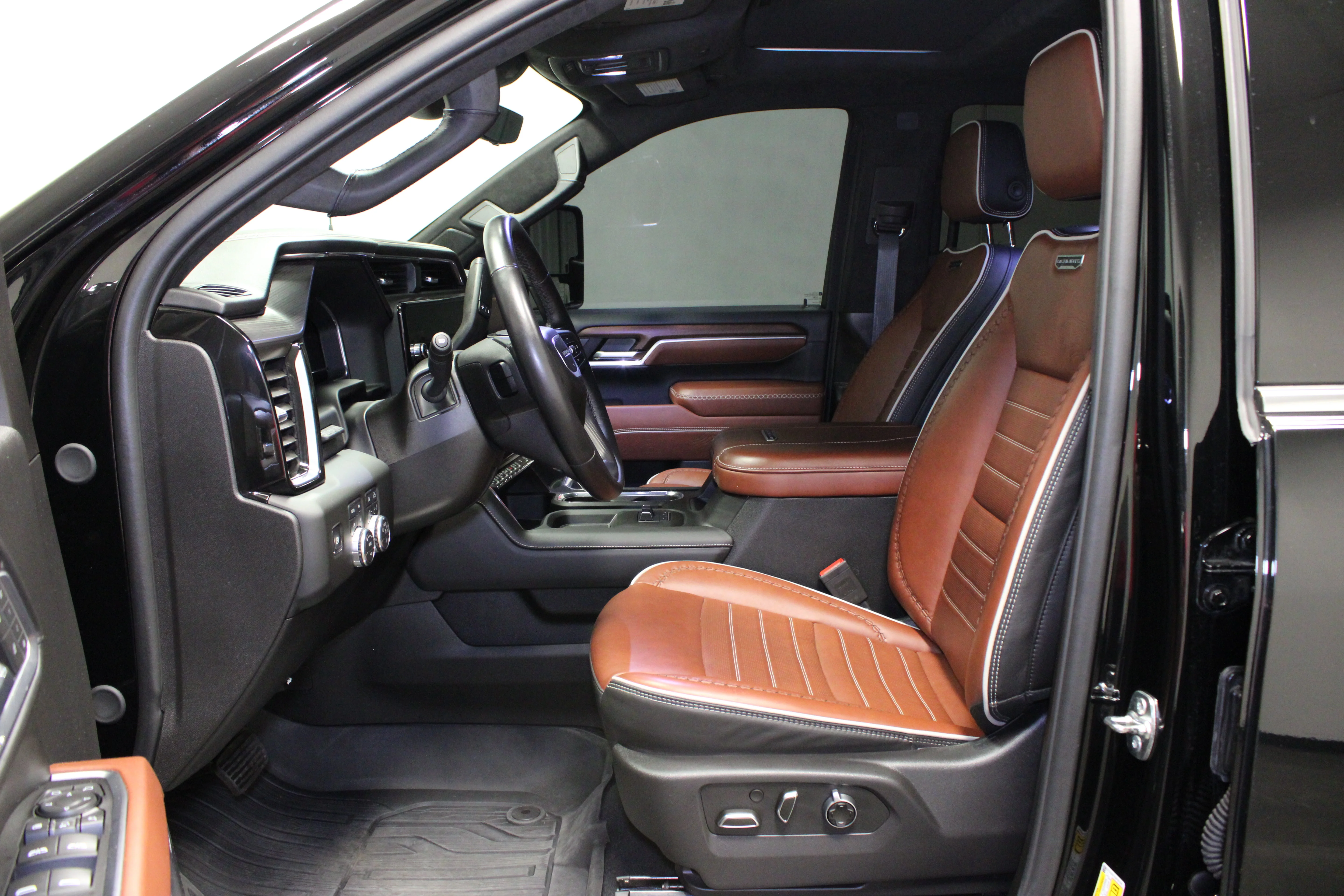 Used 2025 Onyx Black GMC Denali Ultimate image 14