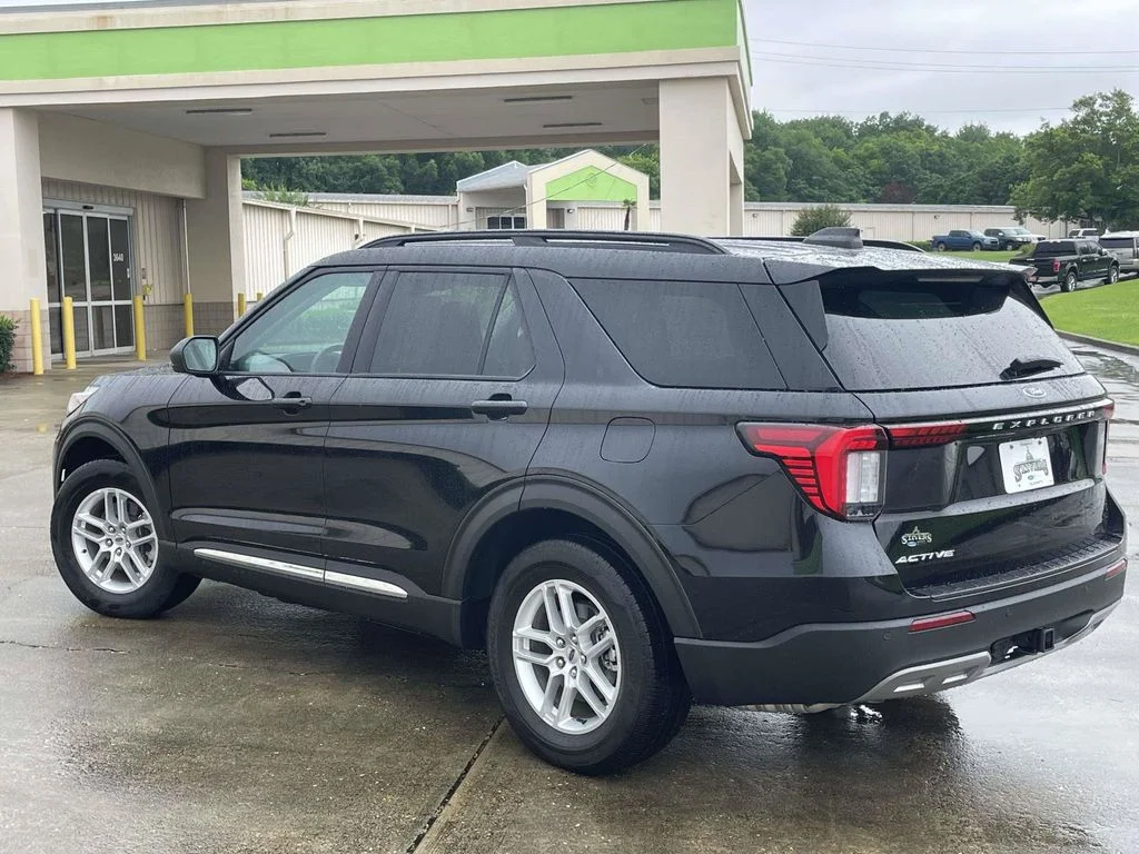 Used 2025 Black Metallic Ford Active image 5