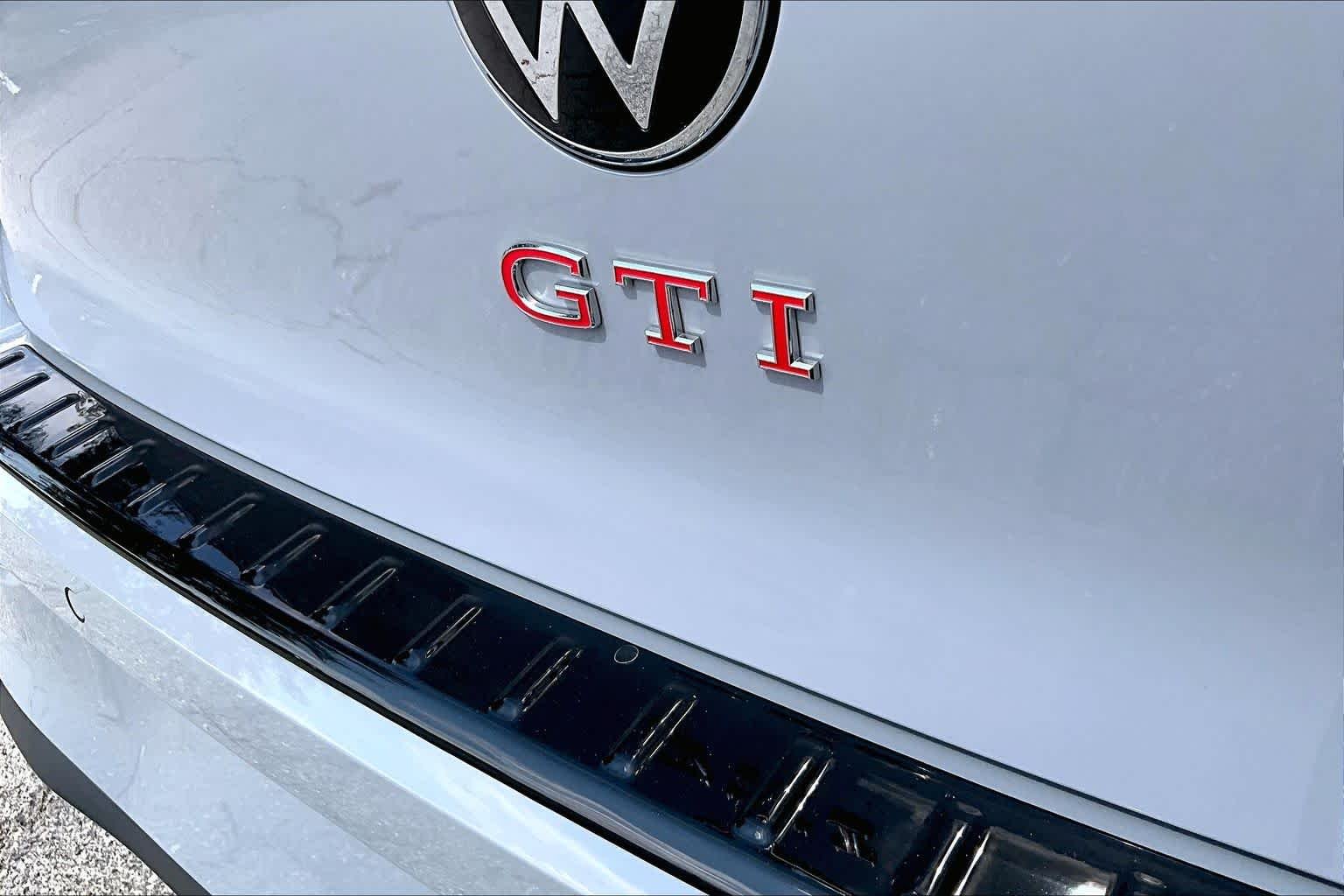 Used 2025 Moonstone Gray Volkswagen SE image 10