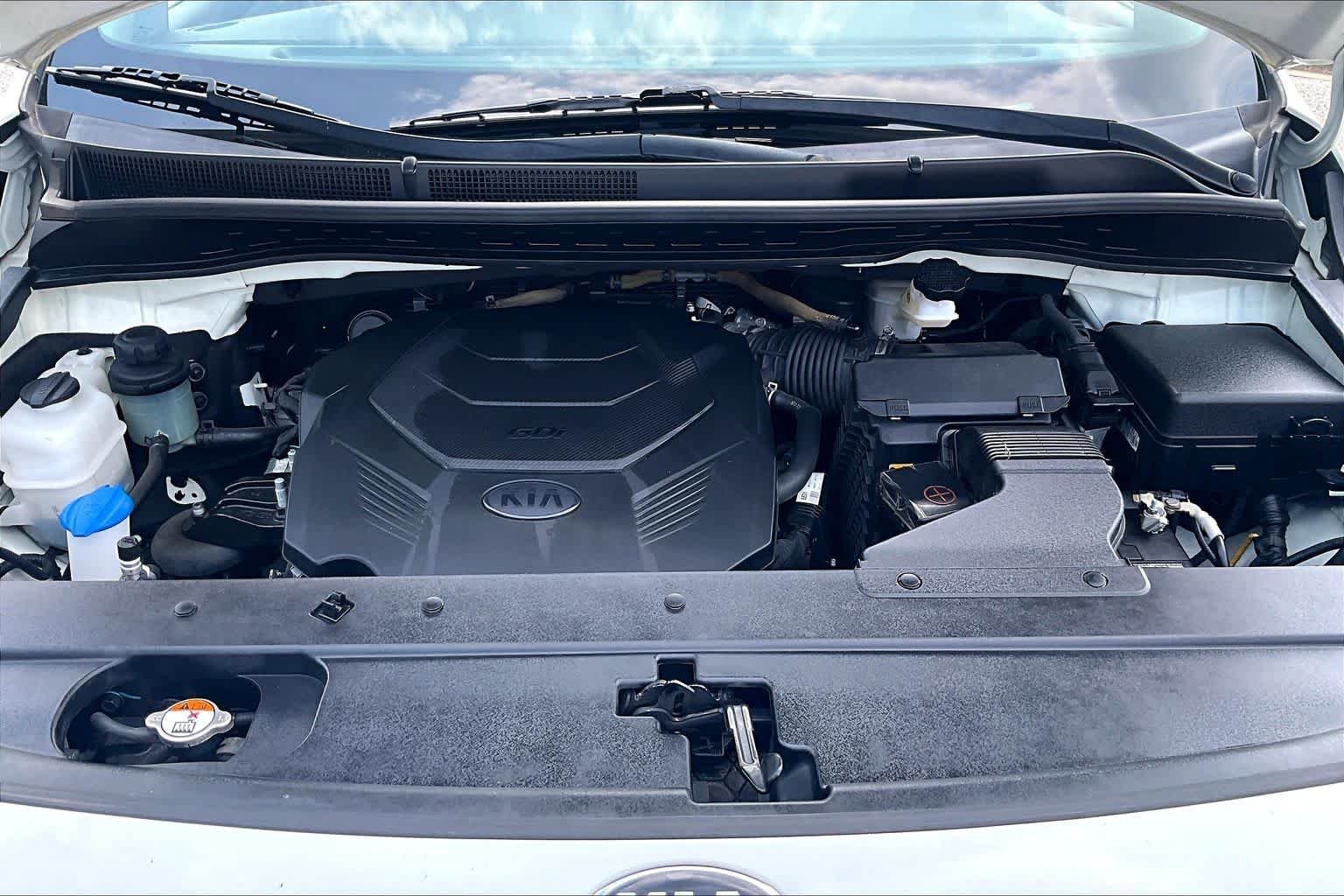 Used 2021 Snow White Pearl Kia LX image 31