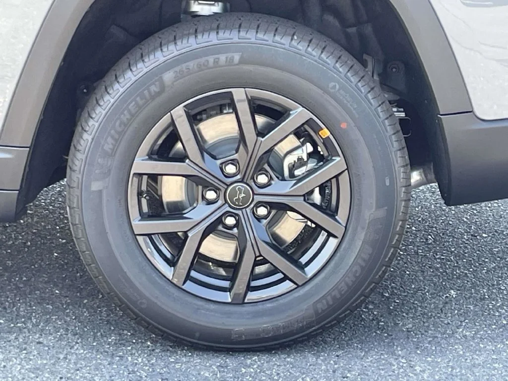 New 2027 Sting-Gray Clear-Coat Paint Jeep Laredo Altitude image 12