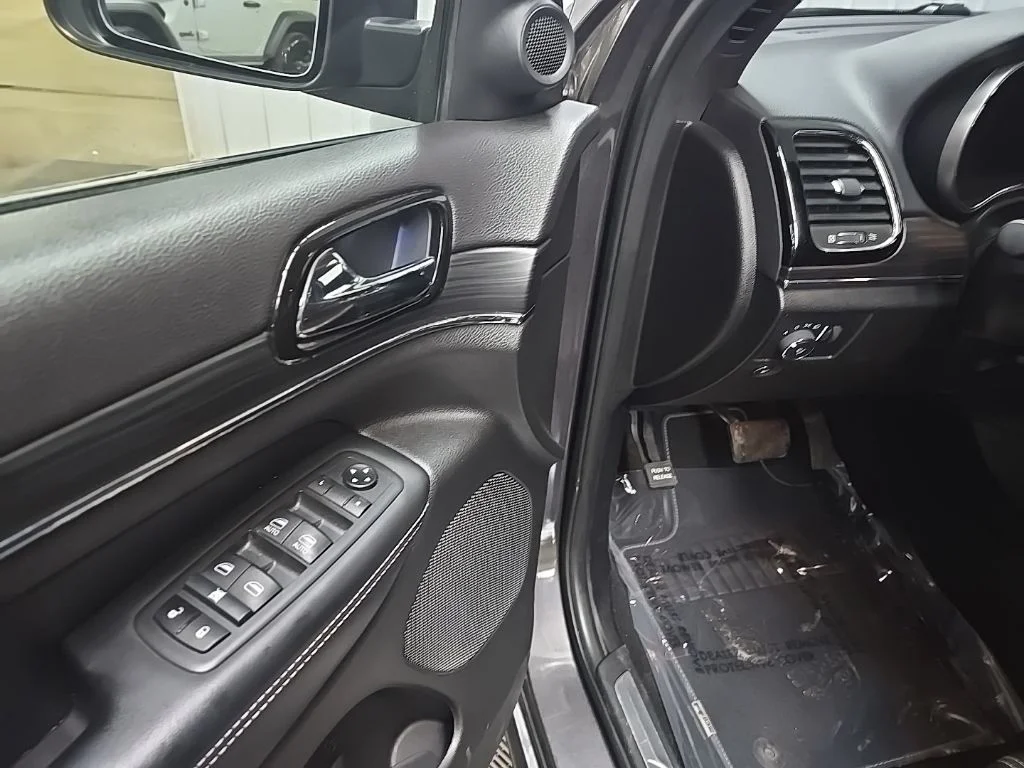 Used 2021 Gray Jeep Limited image 29