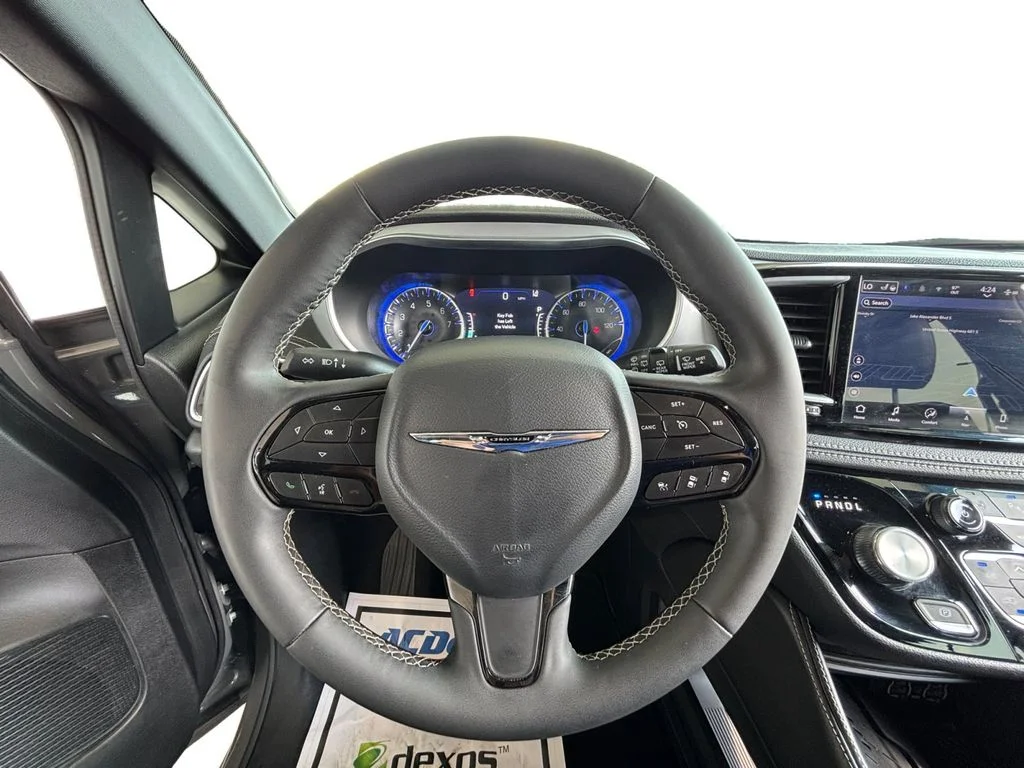Used 2025 White Chrysler Limited image 17