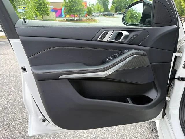 Used 2021 White BMW sDrive40i image 10