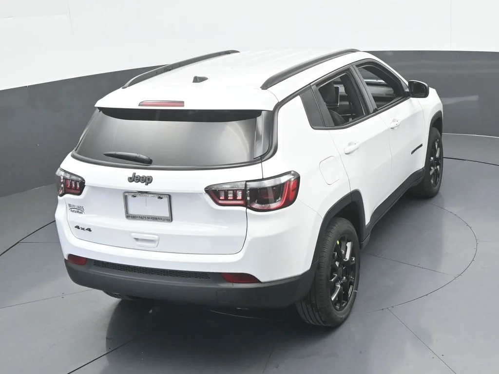 New 2026 Bright White Clear-Coat Exterior Paint Jeep Latitude image 42