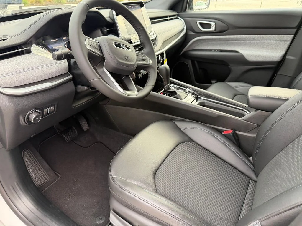 New 2026 Bright White Clearcoat Jeep Latitude image 11