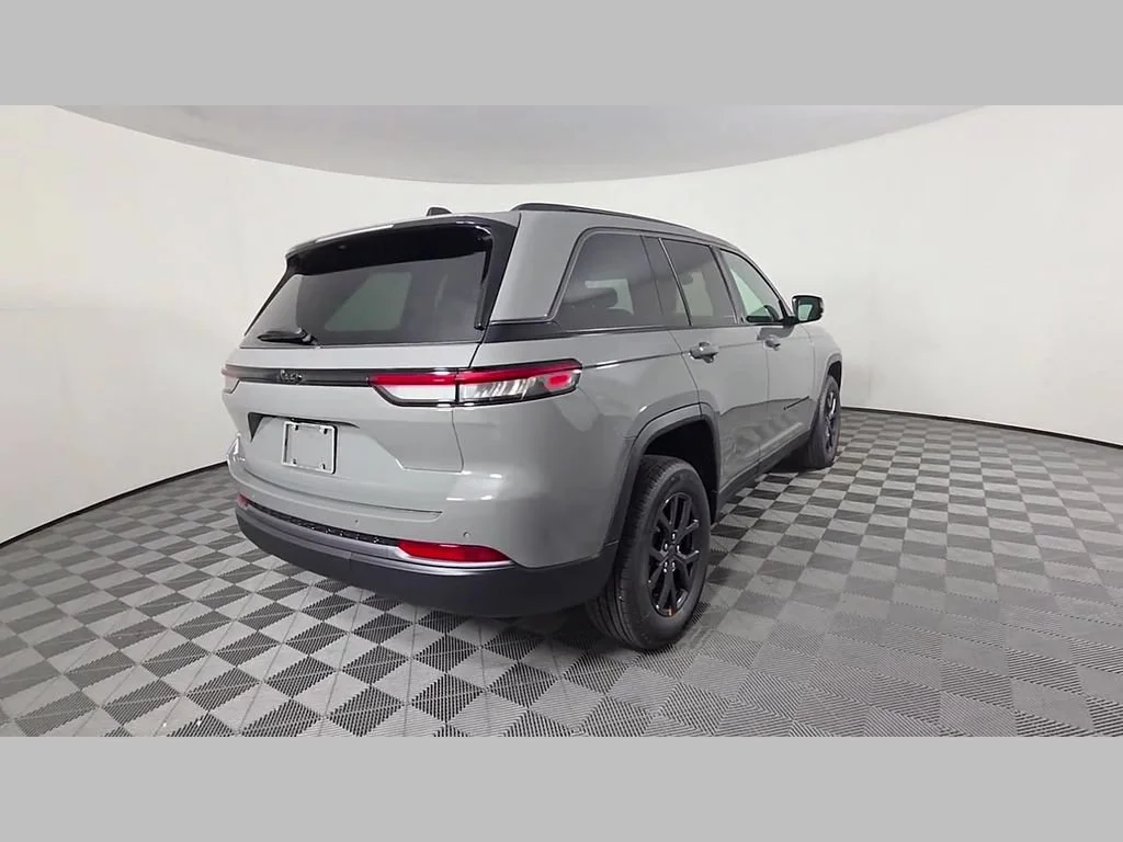 New 2027 Sting-Gray Clearcoat Jeep Laredo Altitude image 25