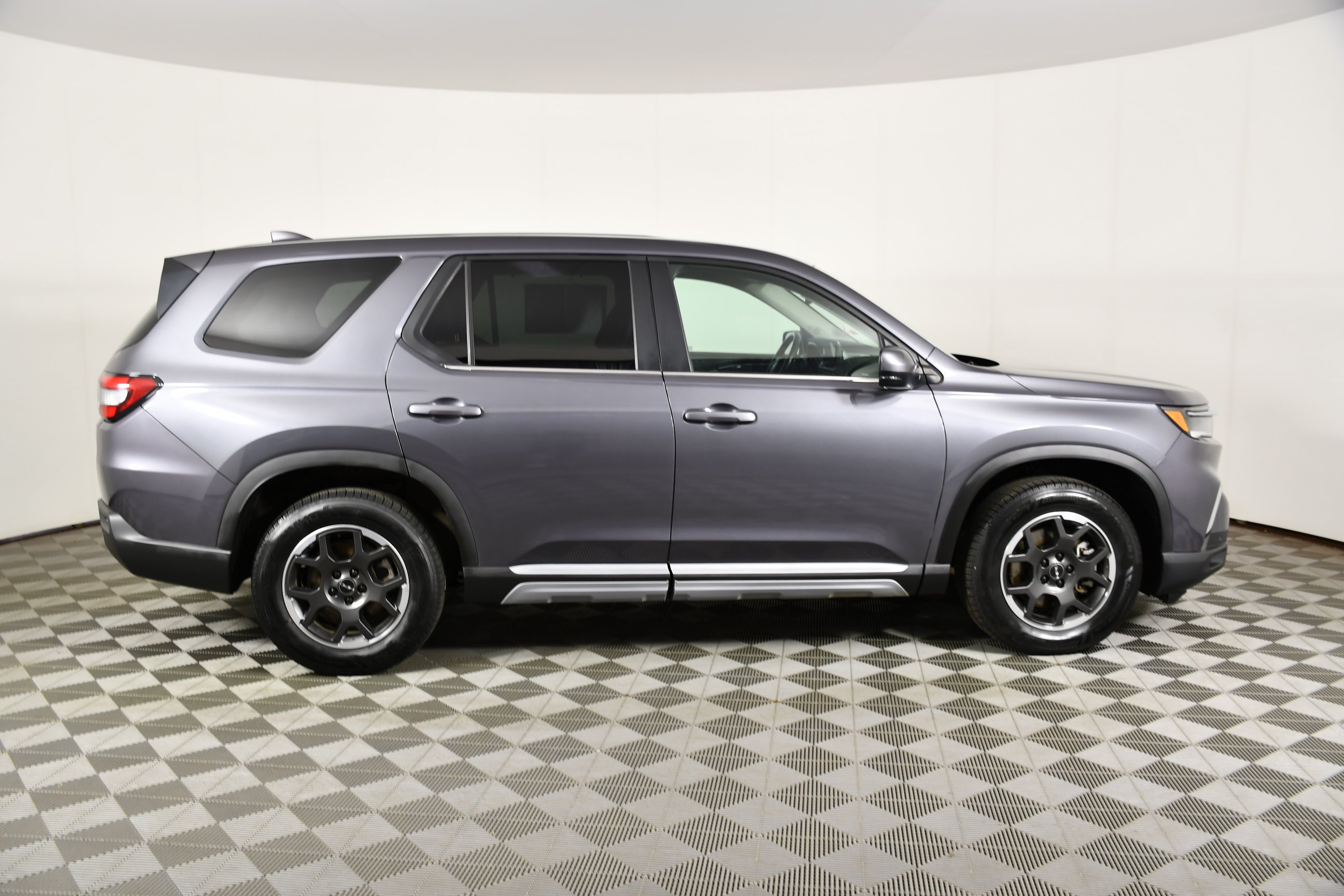 Used 2024 Modern Steel Metallic Honda EX-L 8 Passenger image 5