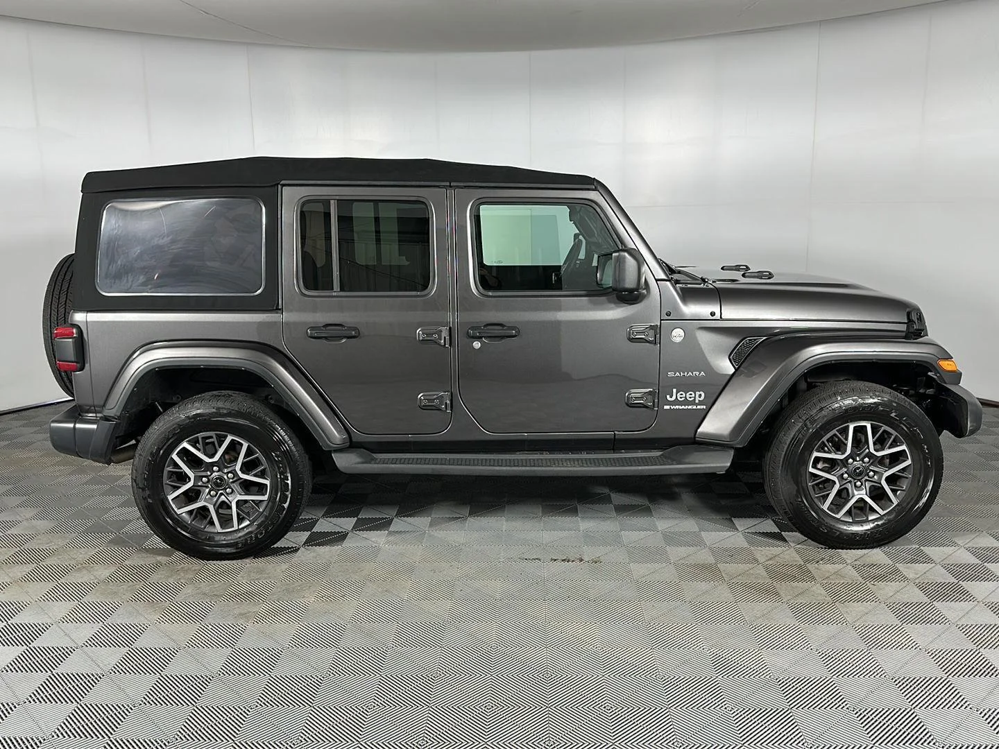 Used 2024 Granite Crystal Metallic Clearcoat Jeep Sahara image 30