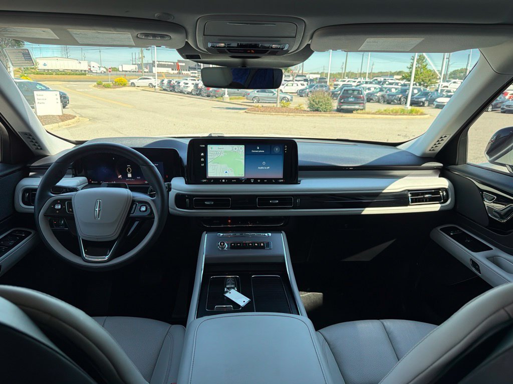 Used 2025 White Lincoln Premiere image 28