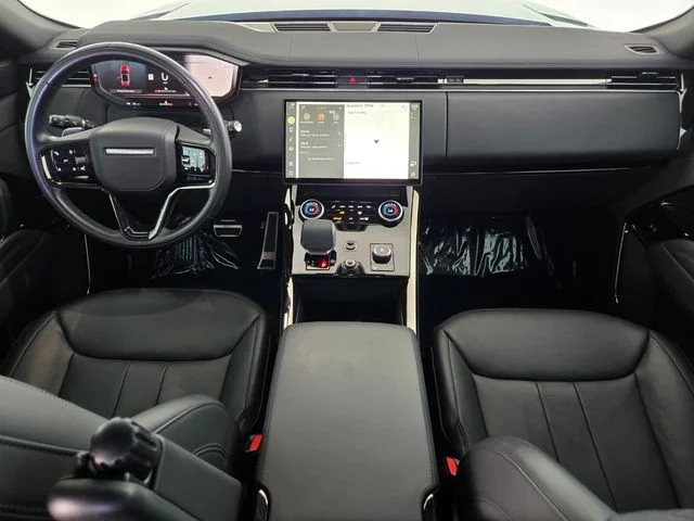 Used 2023 Gray Land Rover SE Dynamic image 4