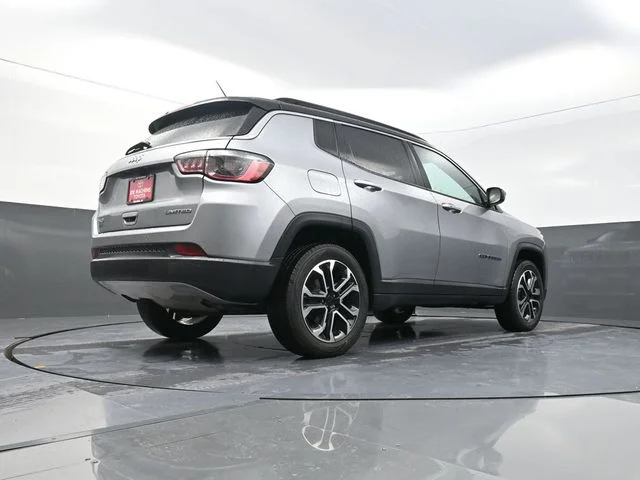 Used 2024  Jeep Limited image 36