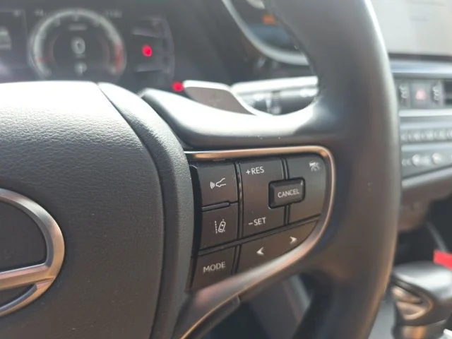 Used 2025 White Lexus 350 image 22