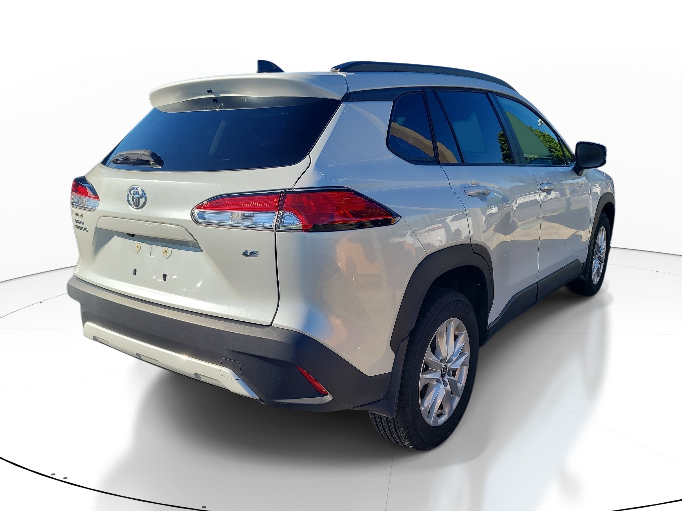 Used 2025 Pearl Toyota LE image 6