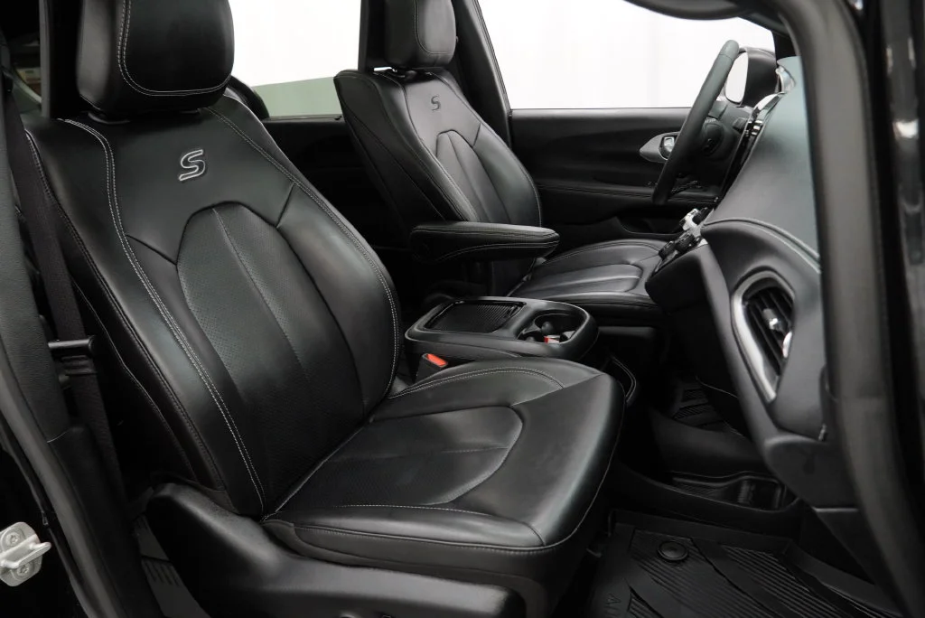 Used 2023 Black Chrysler Touring L image 45