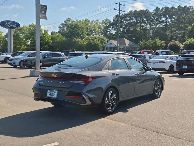 Used 2025 Gray Hyundai SEL Convenience image 13