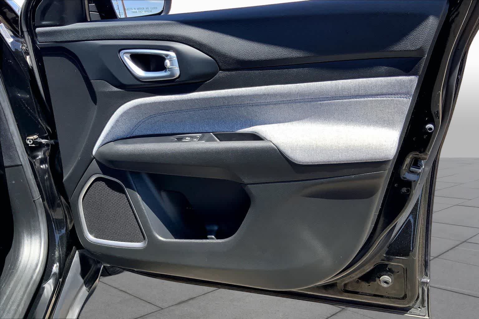 Used 2022 Diamond Black Crystal Pearlcoat Jeep Latitude image 20