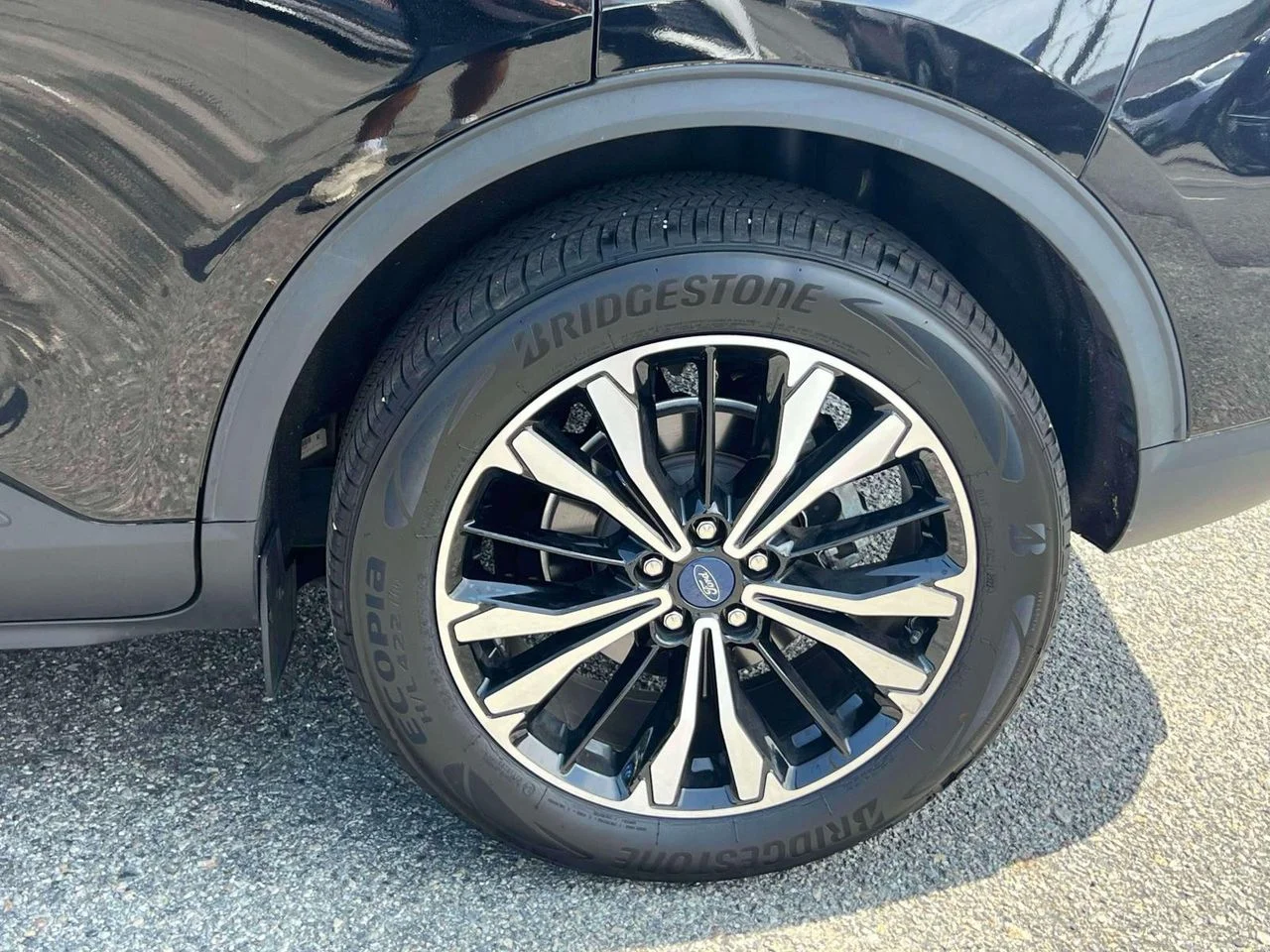 Used 2022 AGATE BLACK METALLIC Ford SE image 9