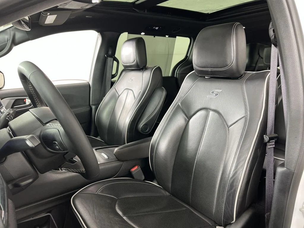 Used 2025 White Chrysler Limited image 13